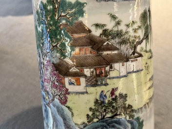 Groupe de cinq pi&egrave;ces en porcelaine de Chine famille rose, marque de Qianlong et Hongxian, 19/20&egrave;me