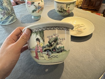Groupe de cinq pi&egrave;ces en porcelaine de Chine famille rose, marque de Qianlong et Hongxian, 19/20&egrave;me
