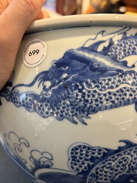 Een Chinese blauw-witte 'draak en karper' jardini&egrave;re, 19e eeuw