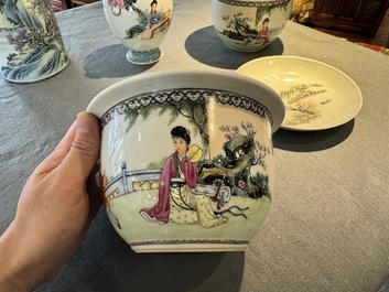 Groupe de cinq pi&egrave;ces en porcelaine de Chine famille rose, marque de Qianlong et Hongxian, 19/20&egrave;me