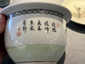 Groupe de cinq pi&egrave;ces en porcelaine de Chine famille rose, marque de Qianlong et Hongxian, 19/20&egrave;me