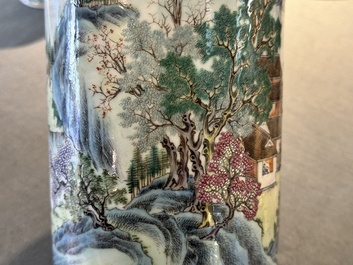 Groupe de cinq pi&egrave;ces en porcelaine de Chine famille rose, marque de Qianlong et Hongxian, 19/20&egrave;me