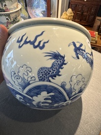 Een Chinese blauw-witte 'draak en karper' jardini&egrave;re, 19e eeuw