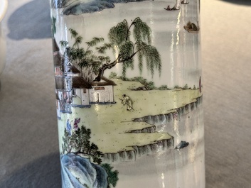 Groupe de cinq pi&egrave;ces en porcelaine de Chine famille rose, marque de Qianlong et Hongxian, 19/20&egrave;me