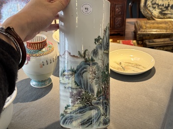 Groupe de cinq pi&egrave;ces en porcelaine de Chine famille rose, marque de Qianlong et Hongxian, 19/20&egrave;me