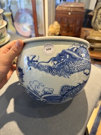 Een Chinese blauw-witte 'draak en karper' jardini&egrave;re, 19e eeuw