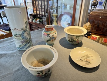 Groupe de cinq pi&egrave;ces en porcelaine de Chine famille rose, marque de Qianlong et Hongxian, 19/20&egrave;me