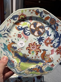 Een paar Chinese famille rose 'pseudo-tabaksbladeren' borden, Qianlong