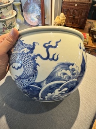 Een Chinese blauw-witte 'draak en karper' jardini&egrave;re, 19e eeuw