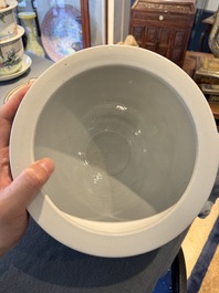 Een Chinese blauw-witte 'draak en karper' jardini&egrave;re, 19e eeuw