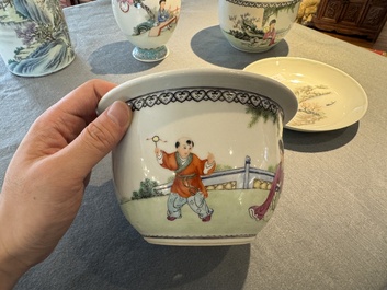 Groupe de cinq pi&egrave;ces en porcelaine de Chine famille rose, marque de Qianlong et Hongxian, 19/20&egrave;me