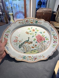 Plat de forme ovale en porcelaine de Chine famille rose &agrave; d&eacute;cor d'oiseaux pr&egrave;s de branches fleuries, Qianlong