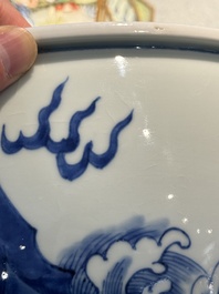 Een Chinese blauw-witte 'draak en karper' jardini&egrave;re, 19e eeuw