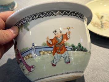 Groupe de cinq pi&egrave;ces en porcelaine de Chine famille rose, marque de Qianlong et Hongxian, 19/20&egrave;me