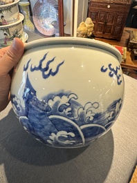 Een Chinese blauw-witte 'draak en karper' jardini&egrave;re, 19e eeuw