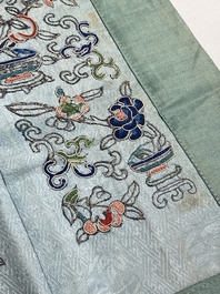 Collection vari&eacute;e de panneaux en soie brod&eacute;e, un couvre-&eacute;ventail et des badges de rang, 19&egrave;me