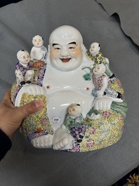 Deux figures de Bouddha en porcelaine de Chine famille rose, marque Zhu Mao Ji Zao 朱茂記造 et Zhu Yitai 朱義泰, R&eacute;publique