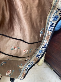 A Chinese embroidered silk skirt and a women's summer robe, 18th/19th C.