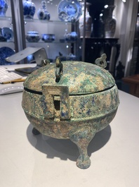 Een groep van vier Chinese archa&iuml;sche bronzen voorwerpen, late Shang, Periode van de Strijdende Staten en Han