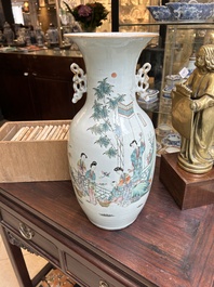 Cinq vases en porcelaine de Chine famille rose &agrave; d&eacute;cor figuratif, 19/20&egrave;me