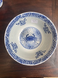 Groupe de six pi&egrave;ces en porcelaine de Chine bleu et blanc, 18/19&egrave;me