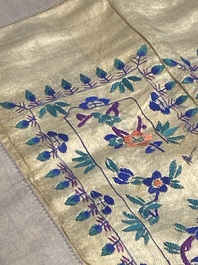 Collection vari&eacute;e de panneaux en soie brod&eacute;e, un couvre-&eacute;ventail et des badges de rang, 19&egrave;me