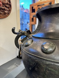 Important et rare grand r&eacute;cipient de vin de type 'lei' en bronze archa&iuml;sant &agrave; inscription, Chine, Song