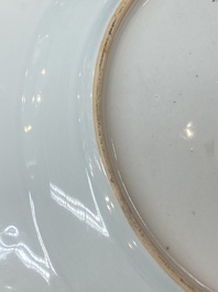 Een paar Chinese famille rose schotels, drie blauw-witte borden en een kraakporseleinen 'klapmuts' kom, Wanli en Qianlong