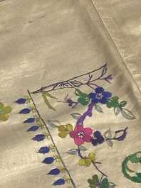 Collection vari&eacute;e de panneaux en soie brod&eacute;e, un couvre-&eacute;ventail et des badges de rang, 19&egrave;me