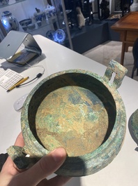 Een groep van vier Chinese archa&iuml;sche bronzen voorwerpen, late Shang, Periode van de Strijdende Staten en Han