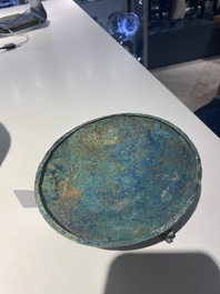 Een groep van vier Chinese archa&iuml;sche bronzen voorwerpen, late Shang, Periode van de Strijdende Staten en Han