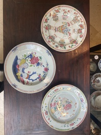 Zes Chinese famille rose borden met floraal decor, Qianlong