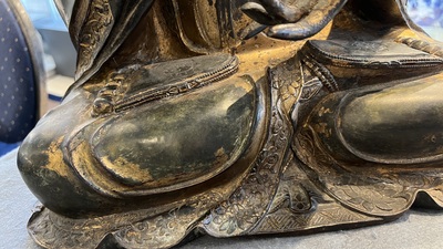 Grande sculpture en bronze laqu&eacute; et dor&eacute; repr&eacute;sentant un Bodhisattva, Chine, Ming