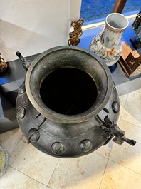 Important et rare grand r&eacute;cipient de vin de type 'lei' en bronze archa&iuml;sant &agrave; inscription, Chine, Song