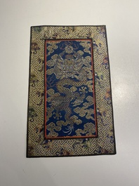 Een groep van acht stukken Chinees geborduurde zijde, 19/20e eeuw