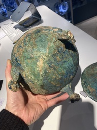 Een groep van vier Chinese archa&iuml;sche bronzen voorwerpen, late Shang, Periode van de Strijdende Staten en Han