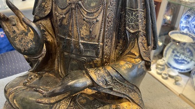 Grande sculpture en bronze laqu&eacute; et dor&eacute; repr&eacute;sentant un Bodhisattva, Chine, Ming