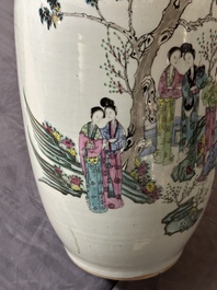 Cinq vases divers en porcelaine de Chine famille rose, 19/20&egrave;me