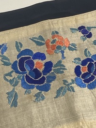 Collection vari&eacute;e de panneaux en soie brod&eacute;e, un couvre-&eacute;ventail et des badges de rang, 19&egrave;me