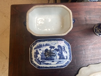 Groupe de six pi&egrave;ces en porcelaine de Chine bleu et blanc, 18/19&egrave;me