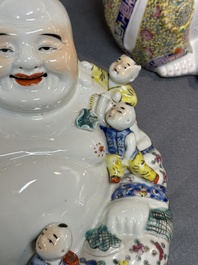 Deux figures de Bouddha en porcelaine de Chine famille rose, marque Zhu Mao Ji Zao 朱茂記造 et Zhu Yitai 朱義泰, R&eacute;publique