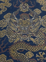 Een groep van acht stukken Chinees geborduurde zijde, 19/20e eeuw