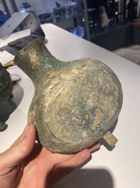 Een groep van vier Chinese archa&iuml;sche bronzen voorwerpen, late Shang, Periode van de Strijdende Staten en Han