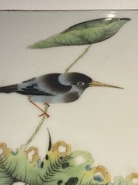 Een Chinese famille rose plaquette, gesigneerd Cheng Yiting 程意亭, 20e eeuw