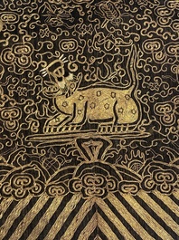Een groep van acht stukken Chinees geborduurde zijde, 19/20e eeuw