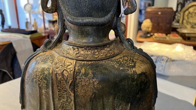 Grande sculpture en bronze laqu&eacute; et dor&eacute; repr&eacute;sentant un Bodhisattva, Chine, Ming