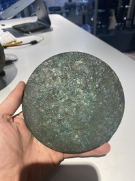 Een groep van vier Chinese archa&iuml;sche bronzen voorwerpen, late Shang, Periode van de Strijdende Staten en Han