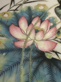 Een Chinese famille rose plaquette, gesigneerd Cheng Yiting 程意亭, 20e eeuw