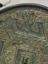 Een groep van vier Chinese archa&iuml;sche bronzen voorwerpen, late Shang, Periode van de Strijdende Staten en Han
