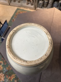 Cinq vases divers en porcelaine de Chine famille rose, 19/20&egrave;me